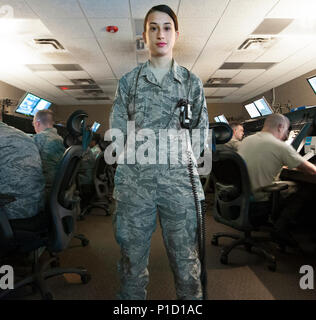 Airman 1st Class Giorgia Repici, ein Lotse mit der 71St Operations Support Squadron, posiert für ein Foto in der Vance Air Force Base Radar Approach Control Facility, Okt. 4. Repici wuchs Hören zu ihrem Vater erzählen Geschichten über seine Abenteuer als C-130J Hercules Super Pilot in der italienischen Luftwaffe. (U.S. Air Force Foto/Tech. Sgt. Nancy Falcon) Stockfoto