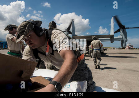 Us Air Force Staff Sgt. Justin Sprouse, 621St Contingency Response Flügel, Lasten humanitärer Hilfe und liefert auf einem V-22 Osprey in Port-Au-Prince, Haiti, 17. Oktober 2016. JTF Matthew war ein US Southern Command führen, humanitäre Hilfe, Katastrophenhilfe in Haiti nach dem Hurrikan Matthew. Matthäus war ein Hurrikan der Kategorie 4, die in den Westlichen Atlantik gebildet und betroffenen Haiti, Kuba, Bahamas, bevor Sie auf der Südostküste der Vereinigten Staaten. (U.S. Air Force Foto: Staff Sgt. Robert Wagoner) Stockfoto