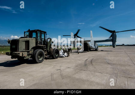 Flieger von der 621St Contingency Response Flügel, humanitäre Hilfe und liefert auf einen V22 Osprey in Port-Au-Prince, Haiti, 17. Oktober 2016. JTF Matthew war ein US Southern Command führen, humanitäre Hilfe, Katastrophenhilfe in Haiti nach dem Hurrikan Matthew. Matthäus war ein Hurrikan der Kategorie 4, die in den Westlichen Atlantik gebildet und betroffenen Haiti, Kuba, Bahamas, bevor Sie auf der Südostküste der Vereinigten Staaten. (U.S. Air Force Foto: Staff Sgt. Robert Wagoner) Stockfoto