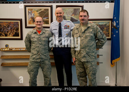 SrA Zachary Thompson, 113 Logistik Bereitschaft Squadron, DC Air National Guard, Command Chief Master Sergeant der ANG, Ronald C. Anderson und Master Sgt. Robert Thorpe, ANG Manpower, Personal und Dienstleistungen Direktion, posieren für ein Foto nach Anderson wurde mit Münze Nr. 12 vom Flieger für Flieger Münze Projekt, 14. Oktober 2016 vorgestellt. Thompson und Thorpe erstellt die Münze Projekt als Möglichkeit für Soldaten Flieger einander für ihre Bemühungen im Moment zu erkennen, und ein Kulturwandel auf positive actoins eher als Negative zu konzentrieren. (U.S. Air National Guard Foto von Personal Sg Stockfoto