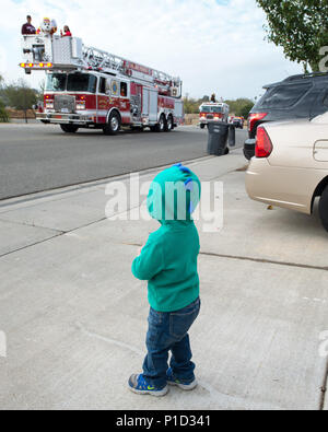 Die abhängigen Sohn von Petty Officer 1st Class Brett Kalb Uhren des 60. Bauingenieur Squadron Brandschutz Woche Parade bei Travis Air Force Base, Calif., Okt. 15, 2016. Die Parade durch Familie Gehäuse und ist ein Teil der vielen Ereignisse der CES für den vorbeugenden Brandschutz Woche präsentiert. (U.S. Air Force Foto von Louis Briscese) Stockfoto