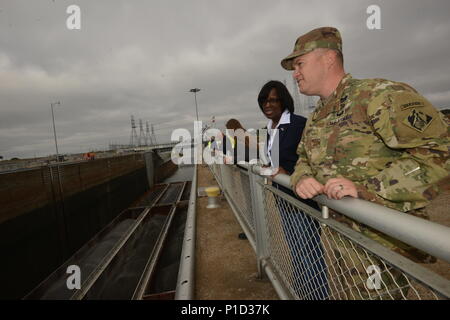 Maj. Christopher W. Burkhart, AMERIKANISCHE Armee Korps von Ingenieur, Nashville Bezirk Deputy District Ingenieur und Kentucky Leutnant. Jenean Hampton watch ein lastkahn tow Push durch das Kentucky Lock Okt. 13, 2016. Die neue Sperre wird 3-4 Stunde Verzögerungen und in der Folge zu einer wesentlich effizienteren River Transport System beseitigen. Stockfoto