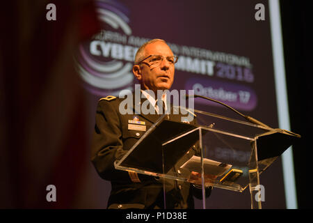 Armee Generalmajor Gregor Vadnais, Adjutant General, Michigan National Guard, Adressen der North American International Cyber-Gipfel 2016, Detroit, Michigan, 17. Okt. 2016. Durch Mchigan Reg. Rick Snyder, der Gipfel ist eine gemeinschaftliche Bemühung mit der National Governors Association, die Abteilung für Innere Sicherheit, aus der privaten Industrie, Pädagogen, Studenten und lokalen Partnern, die im Jahr 2011 begonnen. (U.S. Army National Guard Foto von Sgt. 1. Klasse Jim Greenhill) Stockfoto