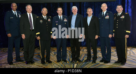 Michigan reg. Rick Snyder (vierter von rechts), Air Force General Joseph Lengyel, Chief, National Guard Bureau (vierter von links), Armee Generalmajor Gregor Vadnais, Adjutant General, Michigan National Guard (dritter von links), und anderen zivilen und militärischen Führern auf der North American International Cyber-Gipfel 2016, Detroit, Michigan, 17. Okt. 2016. Durch Mchigan Reg. Rick Snyder, der Gipfel ist eine gemeinschaftliche Bemühung mit der National Governors Association, die Abteilung für Innere Sicherheit, aus der privaten Industrie, Pädagogen, Studenten und lokalen Partnern, die im Jahr 2011 begonnen. (U.S. Armee Nat Stockfoto