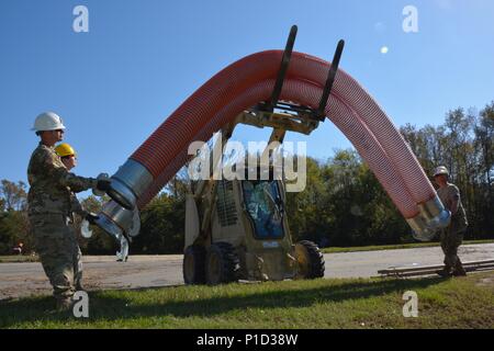 Mitglieder der 875 Ingenieur Gesellschaft bewegen, Ausrüstungen, wie Sie die Arbeit von Wasser überflutete Gebiete in und um Tarboro und Princeville, NC in der Nachmahd des Hurrikans Matthäus zu pumpen. (U.S. Air National Guard Foto von älteren Flieger Sonia Clark) Stockfoto