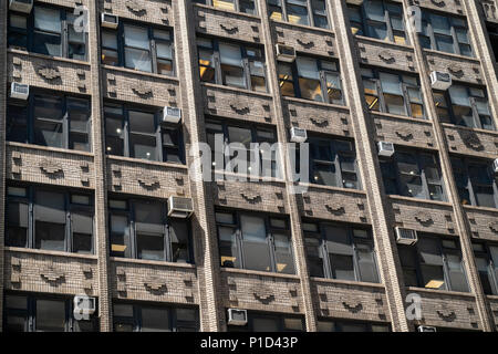 Klimageräte sprießen von Windows in einer älteren Bürogebäude in New York am Donnerstag, 24. Mai 2018. (Â© Richard B. Levine) Stockfoto