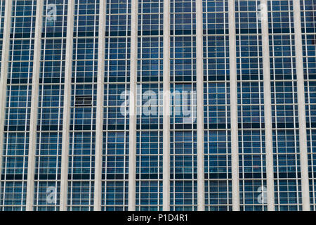 Ein einzelnes geöffnetes Fenster in einem Bürogebäude in Windows abgedeckt Stockfoto