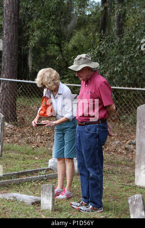 Die Teilnehmer zahlen ihren Respekt vor der Zeremonie an Taylors Creek Cemetery in Fort Stewart, Ga, 16. Oktober 2016. Veranstaltungen wie die Taylors Creek Zeremonie können Soldaten und Einheiten der 3.infanteriedivision aufzubauen und Beziehungen mit den Gemeinden in der Umgebung Fort Stewart zu stärken. Stockfoto