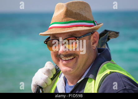 Oberstleutnant Mark Baush, die US-Army Central Liaison Officer bei den Kuwait Bundesministerium der Verteidigung, Freiwilliger an einem Strand aufräumen Gehostet von Kuwaitischen freiwillige Okt. 15, 2016 bei Umm al Maradim Insel, Kuwait. Das Projekt erlaubt fünf USARCENT Soldaten der Umwelt Unterstützung und Zeit mit Ihren Host Nation verbringen. (U.S. Armee Foto von Sgt. Angela Lorden) Stockfoto