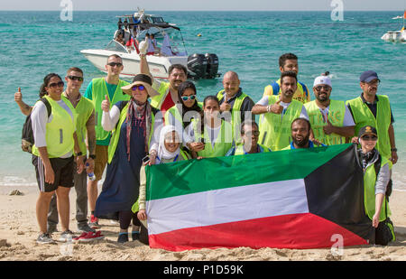 Us-Army Central Soldaten und kuwaitische Einheimische posieren für ein Gruppenfoto während einer beach cleanup Okt. 15, 2016 bei Umm al Maradim Insel, Kuwait. Die Marine Conservation Projekt gab US-Soldaten und der kuwaitischen Einheimischen die Möglichkeit, die Insel zu säubern und verbringen die Zeit zusammen. (U.S. Armee Foto von Sgt. Angela Lorden) Stockfoto