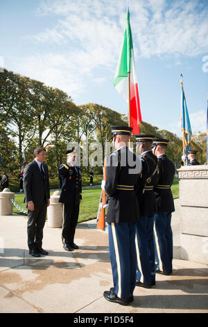 Matteo Renzi, Links, Ministerpräsident von Italien, und Generalmajor Bradley A. Becker, Kommandierender General der Gemeinsamen Kraft Headquarters-National Hauptstadtregion und US Army Military District von Washington, an einer Kranzniederlegung am Grab des unbekannten Soldaten auf dem Arlington National Cemetery, Okt. 19, 2016 in Arlington, Virginia. Renzi auch Blumen am Grab von US-Präsident John F. Kennedy. (U.S. Armee Foto von Rachel Larue/Arlington National Cemetery/freigegeben) Stockfoto