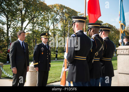 Matteo Renzi, Links, Ministerpräsident von Italien, und Generalmajor Bradley A. Becker, Kommandierender General der Gemeinsamen Kraft Headquarters-National Hauptstadtregion und US Army Military District von Washington, an einer Kranzniederlegung am Grab des unbekannten Soldaten auf dem Arlington National Cemetery, Okt. 19, 2016 in Arlington, Virginia. Renzi auch Blumen am Grab von US-Präsident John F. Kennedy. (U.S. Armee Foto von Rachel Larue/Arlington National Cemetery/freigegeben) Stockfoto