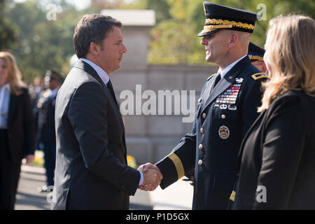 Matteo Renzi, Links, Ministerpräsident von Italien, schüttelt Hände mit Generalmajor Bradley A. Becker, Kommandierender General der Gemeinsamen Kraft Headquarters-National Hauptstadtregion und US Army Military District von Washington, auf dem Arlington National Cemetery, Okt. 19, 2016 in Arlington, Virginia. Renzi dann einen Kranz am Grabmal des Unbekannten Soldaten gelegt. (U.S. Armee Foto von Rachel Larue/Arlington National Cemetery/freigegeben) Stockfoto