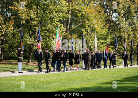 Matteo Renzi, Links, Ministerpräsident von Italien, und Generalmajor Bradley A. Becker, Kommandierender General der Gemeinsamen Kraft Headquarters-National Hauptstadtregion und US Army Military District von Washington, an einer Kranzniederlegung am Grab des unbekannten Soldaten auf dem Arlington National Cemetery, Okt. 19, 2016 in Arlington, Virginia. Renzi auch Blumen am Grab von US-Präsident John F. Kennedy. (U.S. Armee Foto von Rachel Larue/Arlington National Cemetery/freigegeben) Stockfoto