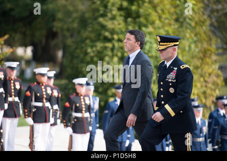 Matteo Renzi, Links, Ministerpräsident von Italien, und Generalmajor Bradley A. Becker, Kommandierender General der Gemeinsamen Kraft Headquarters-National Hauptstadtregion und US Army Military District von Washington, an einer Kranzniederlegung am Grab des unbekannten Soldaten auf dem Arlington National Cemetery, Okt. 19, 2016 in Arlington, Virginia. Renzi auch Blumen am Grab von US-Präsident John F. Kennedy. (U.S. Armee Foto von Rachel Larue/Arlington National Cemetery/freigegeben) Stockfoto