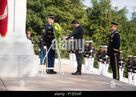 Matteo Renzi, Ministerpräsident von Italien, legt einen Kranz am Grab des Unbekannten Soldaten in Arlington National Cemetery, Okt. 19, 2016 in Arlington, Virginia. Renzi legte auch Blumen am Grab von US-Präsident John F. Kennedy. (U.S. Armee Foto von Rachel Larue/Arlington National Cemetery/freigegeben) Stockfoto