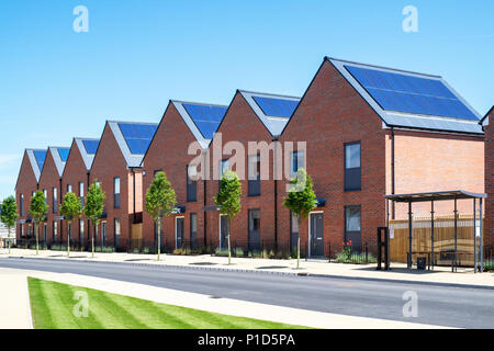 Moderne, nachhaltige Lebensweise. Elmsbrook Eco Stadthäuser in Nord-West Bicester, Oxfordshire, England Stockfoto