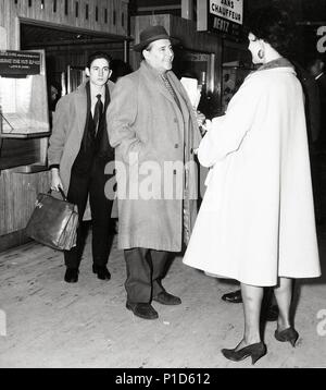 Beschreibung: Roberto Rosselli am Flughafen Orly Airport, Paris. Stars: Roberto Rossellini. Stockfoto