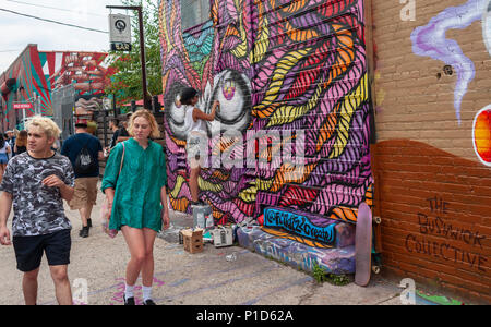 Tausende strömen in Bushwick, Brooklyn in New York für die jährliche Bushwick kollektive Block Party am Samstag, 2. Juni 2018. Musik und Party brachte einige, aber die eigentliche Attraktion war das neue Graffiti Wandmalereien von 'Künstler', die die Wände der Gebäude, die die Kollektive verwendet dekorieren. (© Richard B. Levine) Stockfoto