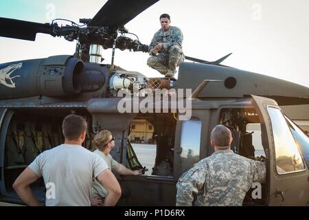 Kapitän Tyler Seymour, Charlie Company, Commander, 2 Assault Helicopter Battalion, 82nd Combat Aviation Brigade, führt eine Inspektion vor Abflug mit seiner Crewmitglieder in Vorbereitung eines Unternehmens nacht Air Assault von US-amerikanischen und kanadischen Streitkräften auf Fort Bragg, N.C., Okt. 19. (U.S. Armee Foto von Sgt. Steven Galimore) Stockfoto