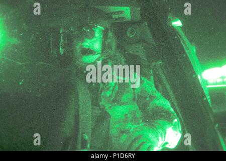 Ein UH-60 Black Hawk Pilot mit 2 Assault Helicopter Battalion, 82nd Combat Aviation Brigade, führt seinen Preflight Checks vor eine Nacht Luft Angriff auf Fort Bragg, N.C., Okt. 19. Fünf schwarzen Falken und zwei CH-47 Chinook Luft angegriffen Fallschirmjäger mit 3.BATAILLON, Königlichen Kanadischen Regiment 3. Brigade Combat Team, 82nd Airborne Division, während eine kombinierte Ausbildung ausüben. (U.S. Armee Foto von Sgt. Steven Galimore) Stockfoto