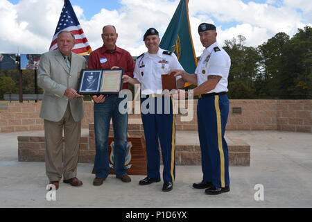 FORT Benning, Ga - David Edmondson hält die Plakette und Medaille, die er im Namen seines Vaters angenommen, pensionierter Master Sgt. Martin Edmondson, 2016 U.S. Army Treffsicherheit (USAMU) Hall des Ruhmeingezogenen, die im letzten Jahr erfolgreich abgeschlossen. Die Induktion Zeremonie statt, 15. Oktober 2016, am Haken während 60th Reunion Okt. 14-15 des USAMU. Von links nach rechts, Gastredner links pensionierten Oberst Lory "Mac" Johnson, David Edmondson, USAMU Kommandant Oberstleutnant James Barrows und USAMU Command Sgt. Major Joseph Basteln. Stockfoto