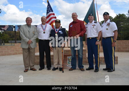 FORT Benning, Ga - Eingezogene der 2016 US-Armee Treffsicherheit (USAMU) Hall of Fame für ein Foto posieren nach einer Zeremonie 15. Oktober 2016, während der USAMU 60th Reunion. Von links nach rechts, Gastredner links pensionierten Oberst Lory "Mac" Johnson, Todd Gräber, Arpail "Joe" Gapol, David Edmondson, die im Namen seiner späten Vater akzeptierte pensionierter Master Sgt. Martin Edmondson, USAMU Kommandant Oberstleutnant James Barrows und USAMU Command Sergeant Major Joseph Basteln. Stockfoto