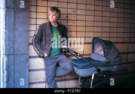 Original Film Titel: L'Enfant. Englischer Titel: Kind, DER. Regisseur: Luc Dardenne; JEAN-PIERRE DARDENNE. Jahr: 2005. Stars: JEREMIE RENIER. Credit: LES FILMS DU FLEUVE/Canal+/RTBF/CNC/WALLIMAGE/Album Stockfoto