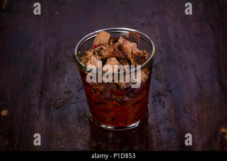 Schweinefleisch mit roten Bohnen im Glas Stockfoto