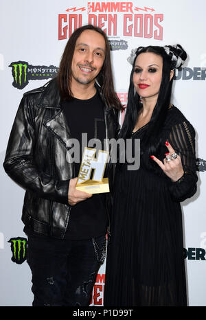 Andrea Ferro, Links, und Cristina Scabbia von Lacuna Coil im Presseraum mit Ihren besten Live Band Award auf der Metal Hammer Golden Gods Awards 2018 Indigo im O2 in London statt. Stockfoto