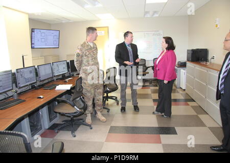 Christopher Waldmeister, Wasser Ressourcen Manager, Fort Irwin Abteilung für öffentliche Arbeiten (Mitte), Assistant Secretary der Armee für Anlagen-, Energie- und Umwelt Katherine Hammack (rechts), und South Pacific Division Commander Oberst Peter Helmlinger (links) an der Irwin Water Works (IWW) Wasseraufbereitung während einer Tour der IWW in Fort Irwin, Kalifornien Okt. 13, 2016. Hammack joined Helmlinger, Los Angeles District Commander Oberst Kirk Gibbs und Fort Irwin und das National Training Center Führungskräfte mit einem "Ribbon Cutting feiert die Fertigstellung und Oper Stockfoto