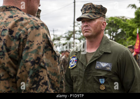 Us Marine Oberst Thomas Prentice, kommandierender Offizier der Special Purpose Marine Air-Ground Task Force - Southern Command, awards Staff Sgt. Daniel Hanko, die flugzeugzelle Personal noncommissioned Officer mit SPMAGTF-SC, dem Gemeinsamen Dienst leistung Medaille für zwei CH-5E Hubschrauber wurden in einem Status "Bereit" die Lieferung der Lebensmittel und Hilfsgüter in Haiti zur Unterstützung der Gemeinsamen Task Force Matthäus in der Nachmahd des Hurrikans Matthäus bei einer Preisverleihung im Soto Cano Air Base, Honduras, Okt. 20, 2016 unterstützen. JTF Matthew, ein US Southern Command - geleitete Team bestand aus Stockfoto