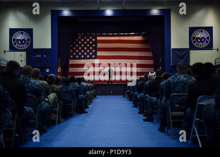 161021-N-OO 032-085 Bremerton, Washington (Okt. 21, 2016) der Sekretär der Marine Ray Mabus spricht während alles - Hände Anruf am Marinestützpunkt Kitsap-Bremerton. Bei seinem Besuch in der Marine die drittgrößte Flotte Konzentration, Mabus traf auch mit mehr als 100 Bund, Länder und Gemeinden gewählt und bürgerliche Führer bei einem Empfang in Bremerton, um ihnen zu danken für ihre anhaltende Marine unterstützen. (U.S. Marine Foto von Petty Officer 1st Class Cory Asato/Freigegeben) Stockfoto