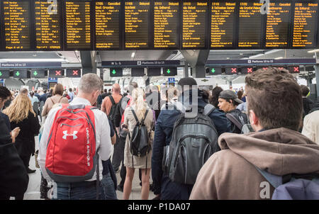 Bahnhof London Bridge, London, UK. 4. August 2016. Hunderte von Pendlern sind gestrandet und Gesicht Verzögerungen an der London Bridge Station durch die Scheibe nach links Stockfoto