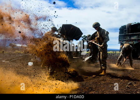 Us-Marines Bravo Batterie zugewiesen, "Schwarze Schafe", 1.BATAILLON 12 Marine Regiment, graben Löcher der Rückstoß einer M 777 A2 Howitzer während einer direkten Fire Training zu unterstützen, Teil der Lava Viper 17.1, im Bereich 13 an Bord des Pohakuloa Training Area, auf der grossen Insel von Hawaii, Okt. 16, 2016. Lava Viper ist eine jährliche kombinierte Waffen Training, dass Elemente wie Infanterie und Logistik integriert, mit indirekter Feuer von Artillerie sowie Unterstützung aus der Luft aus der Luft Element. (U.S. Marine Corps Foto von Cpl. Ricky S. Gomez) Stockfoto