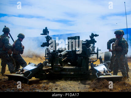 Us-Marines Bravo Batterie zugewiesen, "Schwarze Schafe", 1.BATAILLON 12 Marine Regiment, Feuer ein M777A2 Howitzer während einer direkten Brand Übung, Teil der Lava Viper 17.1, im Bereich 13 an Bord des Pohakuloa Training Area, auf der grossen Insel von Hawaii, Okt. 16, 2016. Lava Viper ist eine jährliche kombinierte Waffen Training, dass Elemente wie Infanterie und Logistik integriert, mit indirekter Feuer von Artillerie sowie Unterstützung aus der Luft aus der Luft Element. (U.S. Marine Corps Foto von Cpl. Ricky S. Gomez) Stockfoto