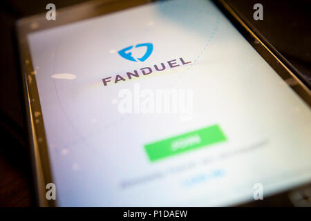 Die Android App von Fantasy Sports Website FanDuel ist auf einem Smartphone am Donnerstag, 24. Mai 2018 gesehen. FanDuel wurde von der Irischen Buchmacher Paddy Power Betfair in einem $ 158 Millionen erworben. (Â© Richard B. Levine) Stockfoto