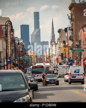 Manhattan Avenue, der Haupteinkaufsstraße im Greenpoint Nachbarschaft von Brooklyn in New York am Samstag, 26. Mai 2018. Der citicorp Building und die Super-große Oligarch besetzten 432 Park Avenue Eigentumswohnung in Manhattan ist im Hintergrund zu sehen (© Richard B. Levine) Stockfoto