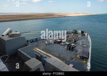 161016-N-DQ 840-009 SUEZ KANAL (Okt. 2010) 16, 2016) Die amphibious Transport dock Schiff USS San Antonio (LPD 17) Transite den Suezkanal. San Antonio ist mit dem Wasp Amphibious Ready Gruppe implementiert Maritime Security Operations und Theater Sicherheit Zusammenarbeit in den USA 5 Flotte Bereich der Aktivitäten zu unterstützen. (U.S. Marine Foto von Petty Officer 2. Klasse Adam Austin/Freigegeben) Stockfoto