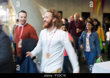 Lächelnde Menschen auf der Konferenz anreisen Stockfoto