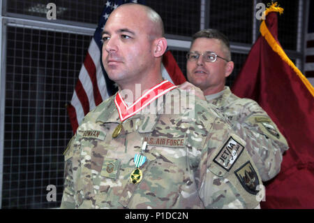 Master Sgt. Michael L. Bowman von Melbourne, Fla. erhielt die Bronze Reihenfolge der De Fleury Medaille in dieser Woche für seine Karriere Leistungen für die Ausbildung der militärischen Ingenieure und Dienst an der Combined Joint Engineering Direktion hier für kombinierte Sicherheit Übergang Befehl - Afghanistan. Senior Armee Ingenieur in Theater, Generalmajor Richard G. Kaiser, der auch der kommandierende General für CSTC-A, war an Hand für die Zeremonie. Die de Fleury Medaille, eine Auszeichnung, die von der U.S. Army Engineer verband, wurde zu Ehren von François-Louis Teissèdre de Fleury, ein französischer Ingenieur in der Kontinentalen Armee namens Stockfoto