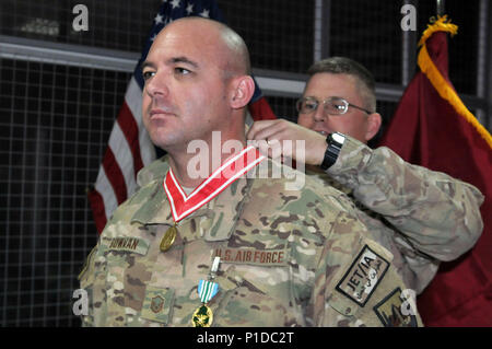 Master Sgt. Michael L. Bowman von Melbourne, Florida erhielt die Bronze Reihenfolge der De Fleury Medaille in dieser Woche für seine Karriere Leistungen für die Ausbildung der militärischen Ingenieure und service Combined Joint Engineering Direktion hier für kombinierte Sicherheit Übergang Befehl - Afghanistan. Leitender Ingenieur in Theater, Generalmajor Richard G. Kaiser, der auch der kommandierende General für CSTC-A, war an Hand für die Zeremonie. Die de Fleury Medaille, eine Auszeichnung der US Army Engineer verband, wurde zu Ehren von François-Louis Teissèdre de Fleury, ein französischer Ingenieur in der kontinentalen Armee während benannt Stockfoto