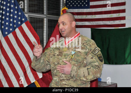 Master Sgt. Michael L. Bowman von Melbourne, Florida erhielt die Bronze Reihenfolge der De Fleury Medaille in dieser Woche für seine Karriere Leistungen für die Ausbildung der militärischen Ingenieure und service Combined Joint Engineering Direktion hier für kombinierte Sicherheit Übergang Befehl - Afghanistan. Leitender Ingenieur in Theater, Generalmajor Richard G. Kaiser, der auch der kommandierende General für CSTC-A, war an Hand für die Zeremonie. Die de Fleury Medaille, eine Auszeichnung der US Army Engineer verband, wurde zu Ehren von François-Louis Teissèdre de Fleury, ein französischer Ingenieur in der kontinentalen Armee während benannt Stockfoto