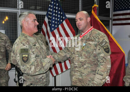 Master Sgt. Michael L. Bowman von Melbourne, Florida gratuliert durch Generalmajor Richard G. Kaiser für die Bronze Reihenfolge der De Fleury Medaille in dieser Woche für seine Karriere Leistungen in Ausbildung militärische Ingenieure und service Combined Joint Engineering Direktion des kombinierten Security Transition Befehl - Afghanistan ausgezeichnet. Kaiser, der als leitender Ingenieur in Theater, ist auch der kommandierende General der CSTC-A de Fleury Medaille, eine Auszeichnung der US Army Engineer verband, wurde zu Ehren von François-Louis Teissèdre de Fleury, ein französischer Ingenieur in der Kontinentalen Armee durin benannt Stockfoto