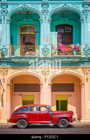 Klassische Oldtimer und bunten kolonialen Gebäude in der Altstadt von Havanna, Kuba Stockfoto