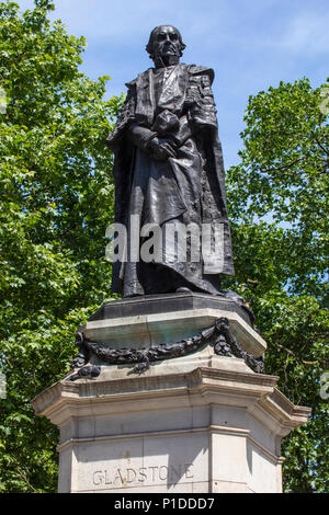 Eine Statue von dem ehemaligen britischen Premierminister William Gladstone, auf dem Strand im Zentrum von London gelegen. Stockfoto