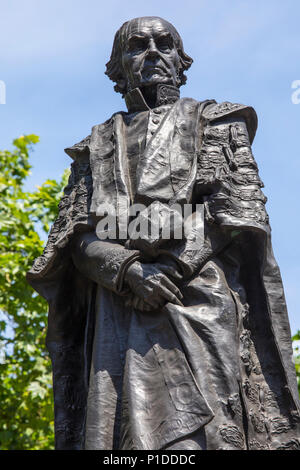 Eine Statue von dem ehemaligen britischen Premierminister William Gladstone, auf dem Strand im Zentrum von London gelegen. Stockfoto