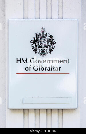 LONDON, Großbritannien - 6. JUNI 2018: Die Plakette am Eingang zu Gibraltar Haus auf dem Strang in London, am 6. Juni 2018. Gibraltar House ist der Diplomati Stockfoto