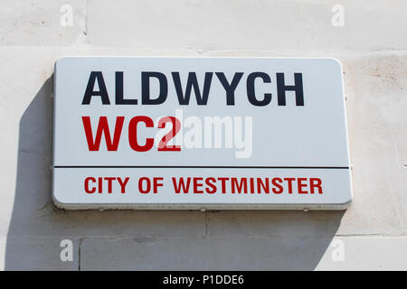 LONDON, Großbritannien - 6. JUNI 2018: ein Straßenschild für Aldwych in Westminster in London, Großbritannien, am 6. Juni 2018. Stockfoto