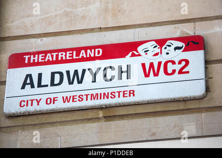 LONDON, Großbritannien - 6. JUNI 2018: ein Straßenschild für Aldwych in Westminster in London, Großbritannien, am 6. Juni 2018. Stockfoto